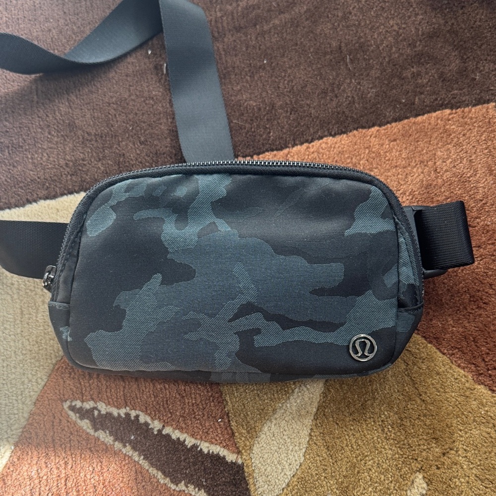 lululemon athletica Dark Camouflage Everywhere Belt Bag